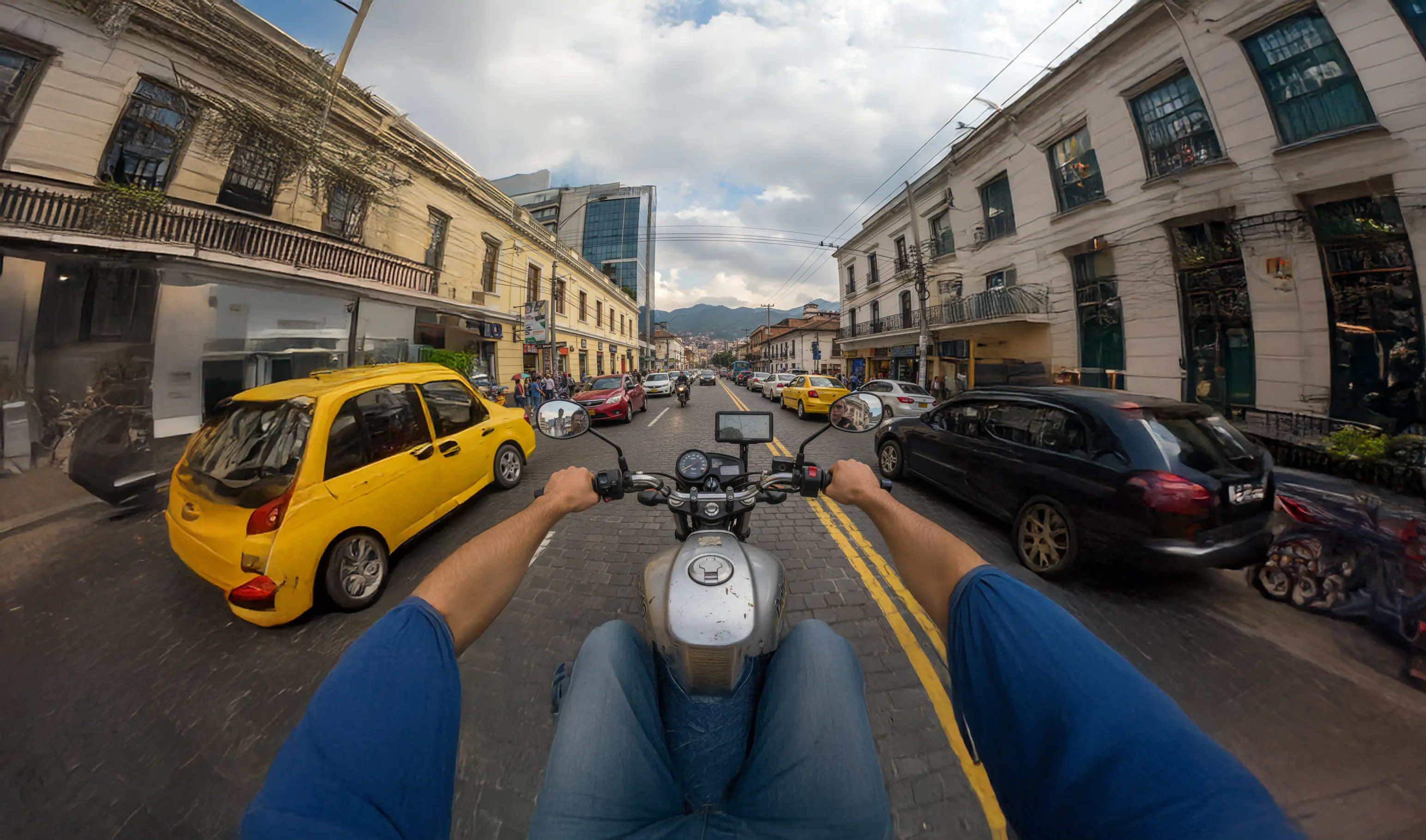 Conduciendo una moto en la vía